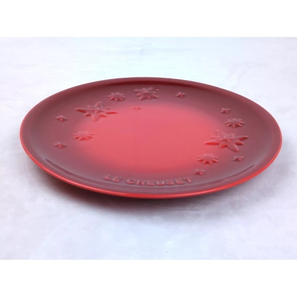 NEW Le Creuset Red Cerisse Star Relief Plate - Picture 10 of 10